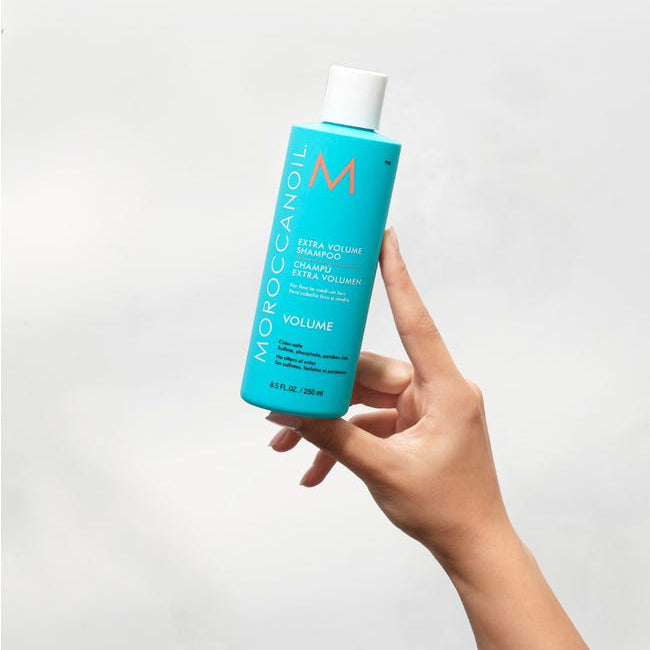 Idéal pour les cheveux fins, l'Extra Volume Shampoo de Moroccanoil ne risque pas de les alourdir. Cet après-shampoing offre un effet volumateur très intéressant.