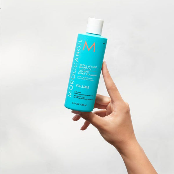 Idéal pour les cheveux fins, l'Extra Volume Shampoo de Moroccanoil ne risque pas de les alourdir. Cet après-shampoing offre un effet volumateur très intéressant.
