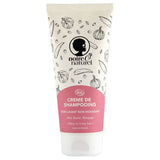 Composée de beurres végétaux inspirés des rituels de beauté africaines, la Crème de shampoing Noire Ô Naturel est un co-wash démêlant. Ce soin lavant doux à la texture crémeuse redéfinit les boucles.