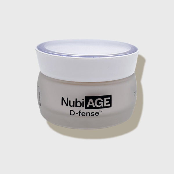 NubiaAGE D-fense est un soin anti-âge formulé pour les peux noires, mates et métissées. Pour une peau visiblement plus jeune, bien hydratée et un teint plus éclatant