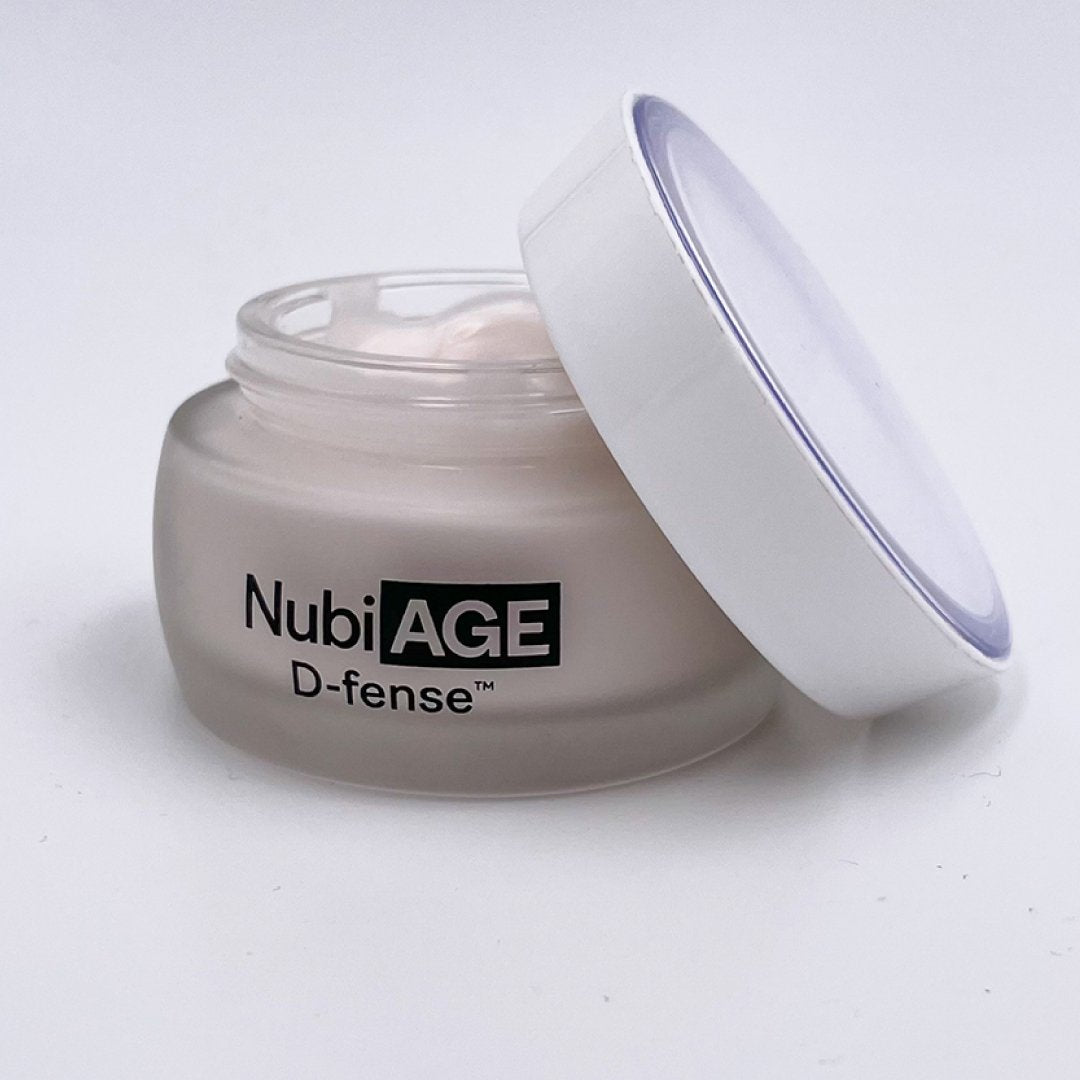 NubiaAGE D-fense est un soin anti-âge formulé pour les peux noires, mates et métissées. Pour une peau visiblement plus jeune, bien hydratée et un teint plus éclatant