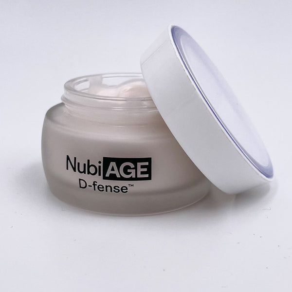 NubiaAGE D-fense est un soin anti-âge formulé pour les peux noires, mates et métissées. Pour une peau visiblement plus jeune, bien hydratée et un teint plus éclatant