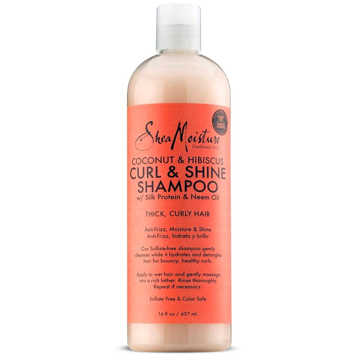 Le shampoing Shea Moisture Curl & Shine Shampoo est parfait pour laver en douceur les cheveux bouclés. Formulé avec de l’huile de coco protectrice et de l’hibiscus