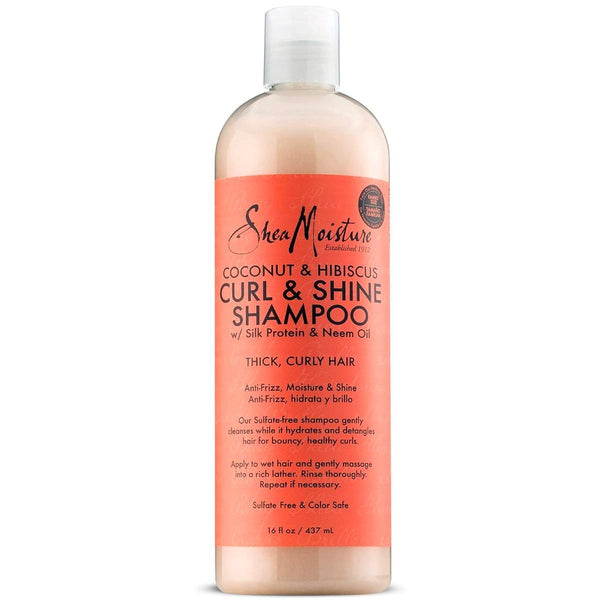 Le shampoing Shea Moisture Curl & Shine Shampoo est parfait pour laver en douceur les cheveux bouclés. Formulé avec de l’huile de coco protectrice et de l’hibiscus