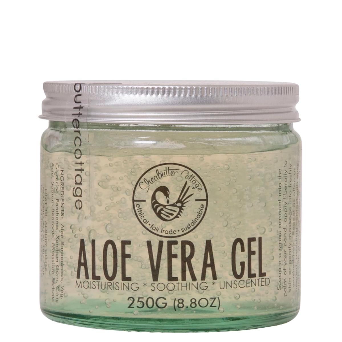 Le gel d’Aloe Vera peut être utilisé de la racine aux pointes pour soulager un cuir chevelu irrité, fixer un style protecteur ou pour réparer les pointes.