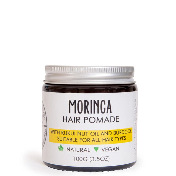 La Moringa Pomade est un soin ciblé qui renforce et stimule votre cuir chevelu. Il favorise une pousse saine et plus rapide des cheveux. 100% naturel, fait-main.