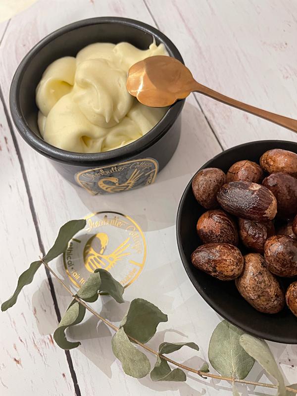 Beurre de karité pur issu du commerce équitable et produit au Ghana. C'est un excellent soin pour la peau et les cheveux, riche en nutriments, d'une texture crémeuse