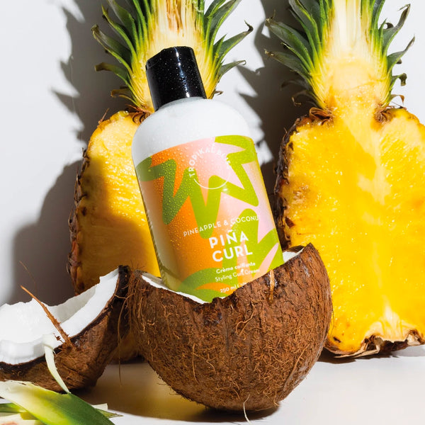 Pina Curl est un activateur de boucles sous forme crémeuse (un smoothie), il définit des boucles sans frisottis tout en hydratant et en parfumant les cheveux.