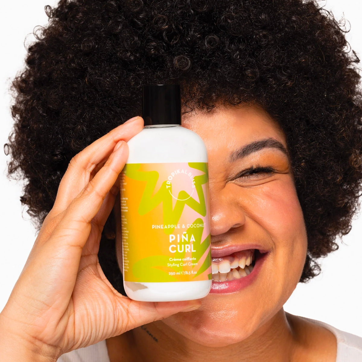 Pina Curl est un activateur de boucles sous forme crémeuse (un smoothie), il définit des boucles sans frisottis tout en hydratant et en parfumant les cheveux.