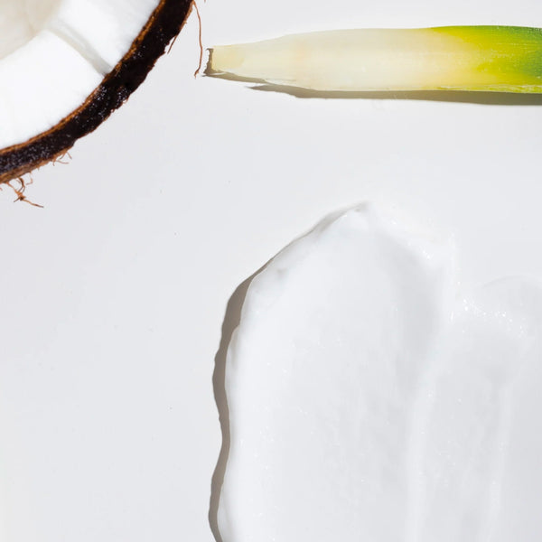 Pina Curl est un activateur de boucles sous forme crémeuse (un smoothie), il définit des boucles sans frisottis tout en hydratant et en parfumant les cheveux.